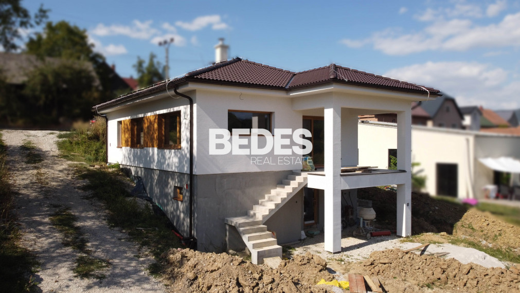 BEDES | Rod. domu - holodom, 128m2, pozemok 523m2, pivnica
