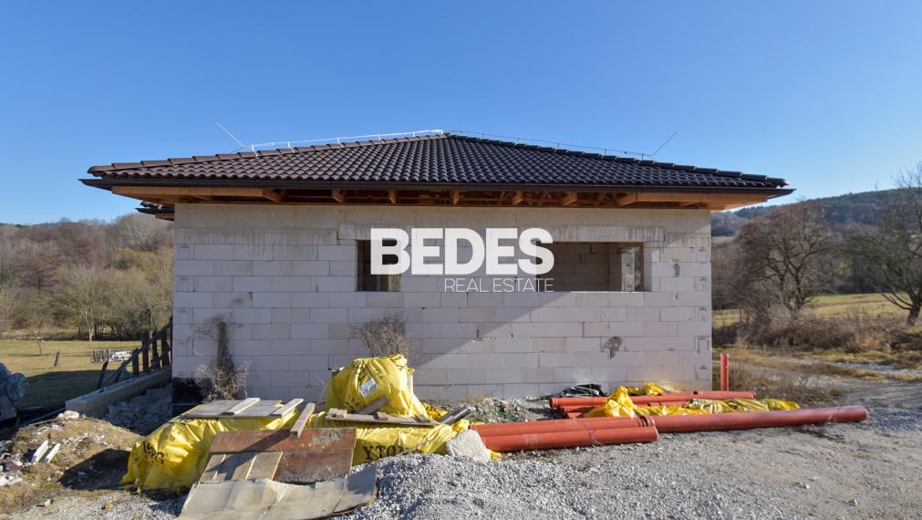 BEDES | Rod.dom v štádiu hrubej stavby, 128m2, pozemok 549m2