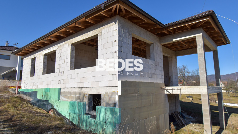 BEDES | Rod.dom v štádiu hrubej stavby, 128m2, pozemok 549m2
