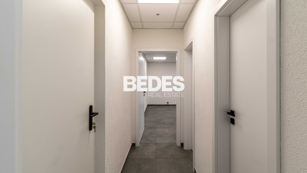 Obchodné priestory s vysokou viditeľnosťou, 5x parking, sklad