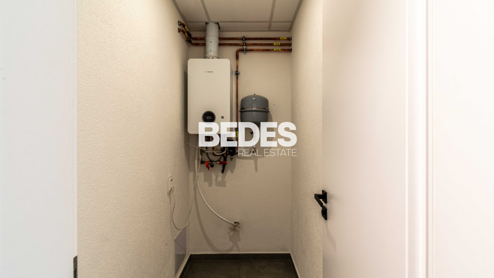 Obchodné priestory s vysokou viditeľnosťou, 5x parking, sklad