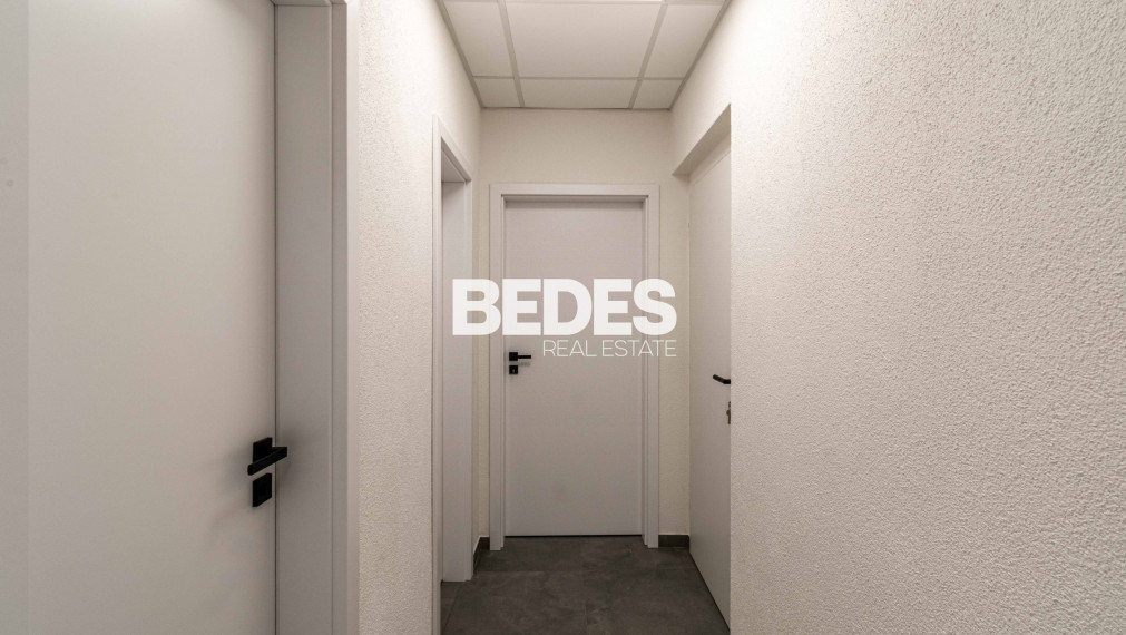 Obchodné priestory s vysokou viditeľnosťou, 5x parking, sklad