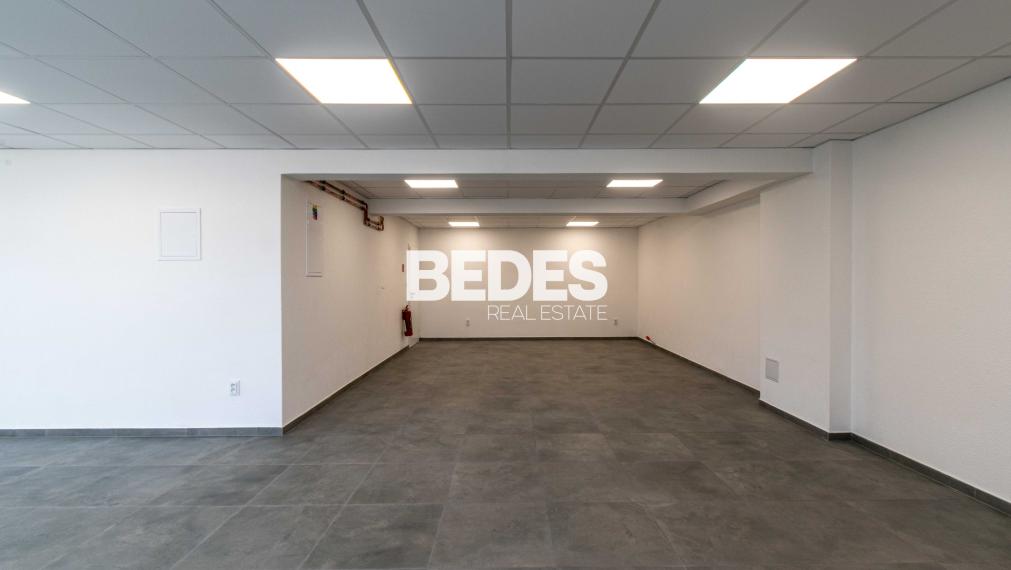 Obchodné priestory s vysokou viditeľnosťou, 5x parking, sklad