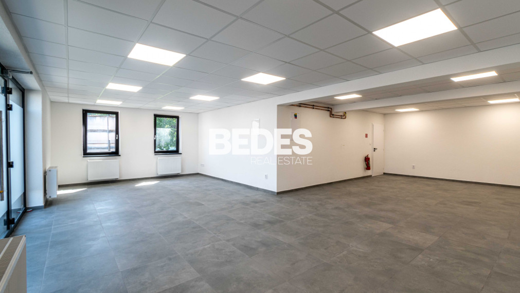 Obchodné priestory s vysokou viditeľnosťou, 5x parking, sklad