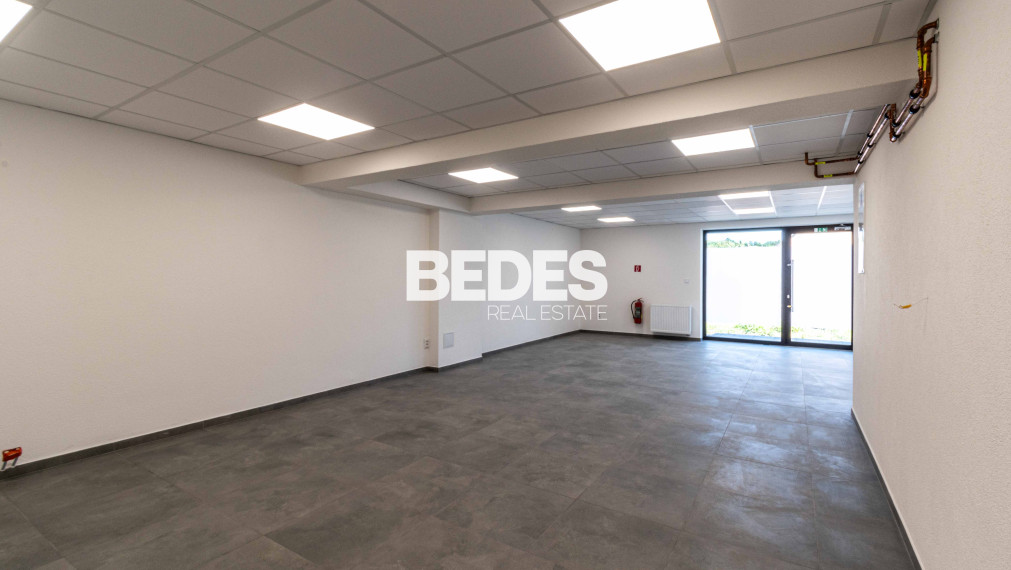 Obchodné priestory s vysokou viditeľnosťou, 5x parking, sklad