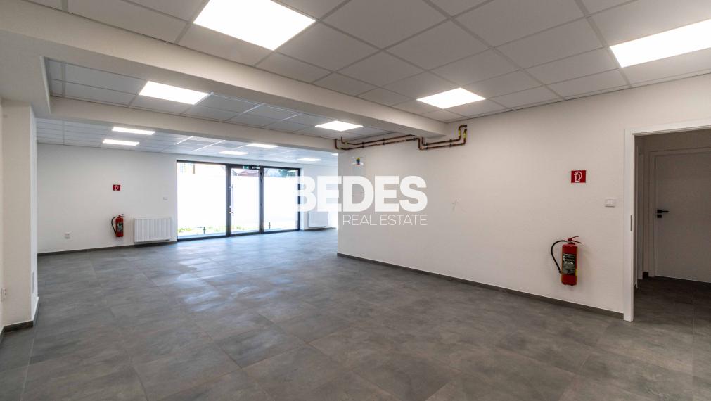 Obchodné priestory s vysokou viditeľnosťou, 5x parking, sklad