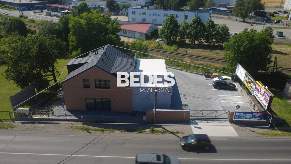 Obchodné priestory s vysokou viditeľnosťou, 5x parking, sklad