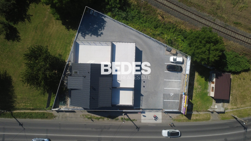 Obchodné priestory s vysokou viditeľnosťou, 5x parking, sklad