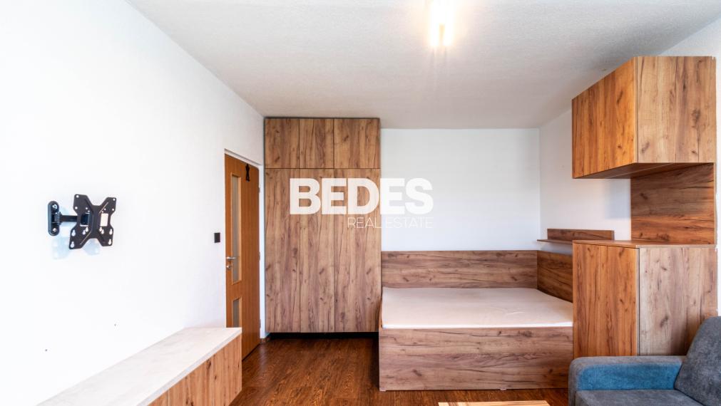 BEDES | Zariadený 1 izbový byt s balkónom po rekonštrukcii