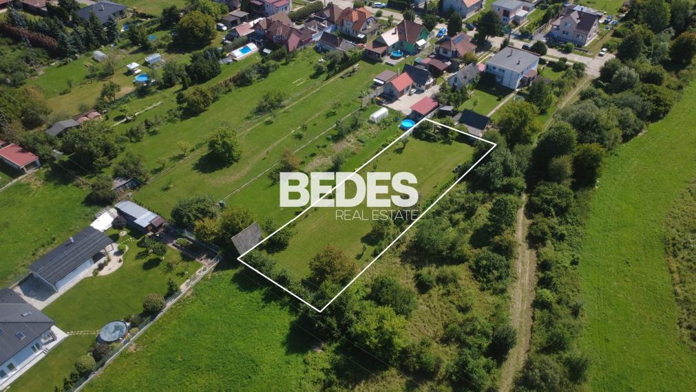 BEDES | Pozemok vhodný na stavbu rodinného domu (1221m2)