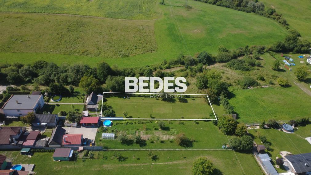 BEDES | Pozemok vhodný na stavbu rodinného domu (1221m2)