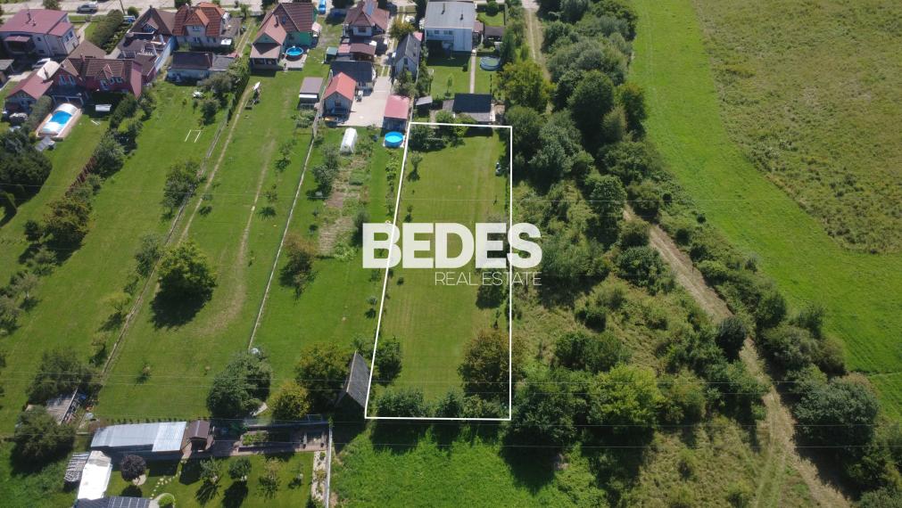 BEDES | Pozemok vhodný na stavbu rodinného domu (1221m2)