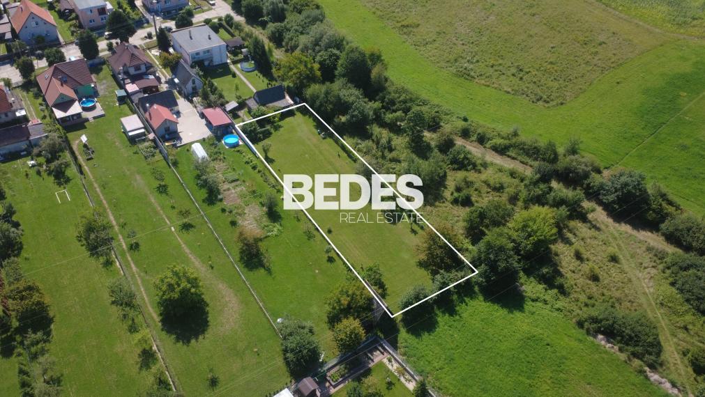 BEDES | Pozemok vhodný na stavbu rodinného domu (1221m2)