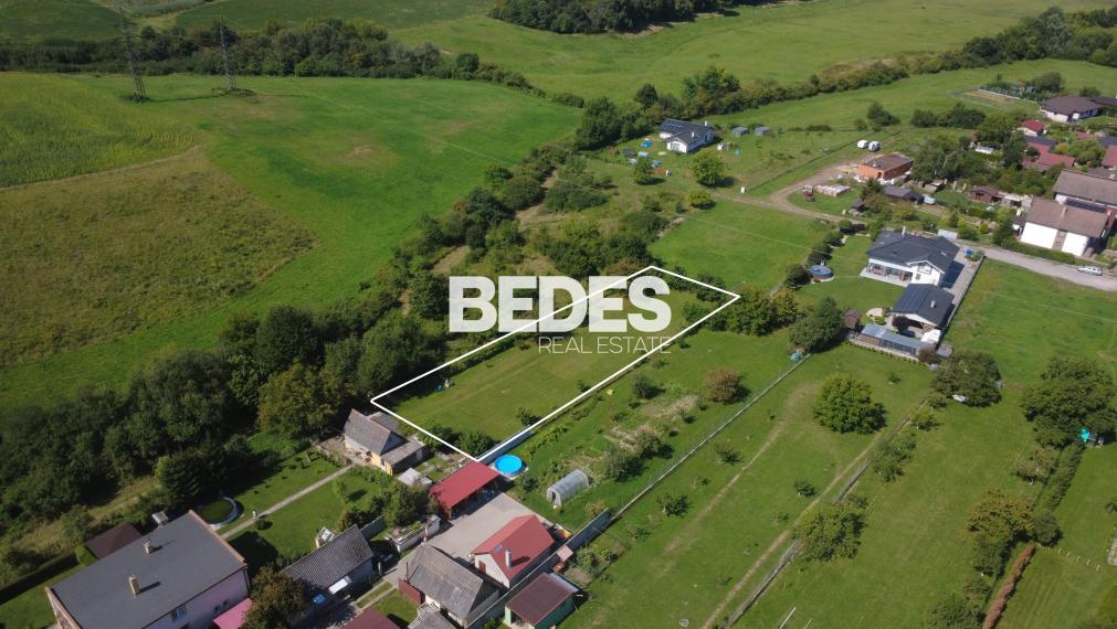 BEDES | Pozemok vhodný na stavbu rodinného domu (1221m2)