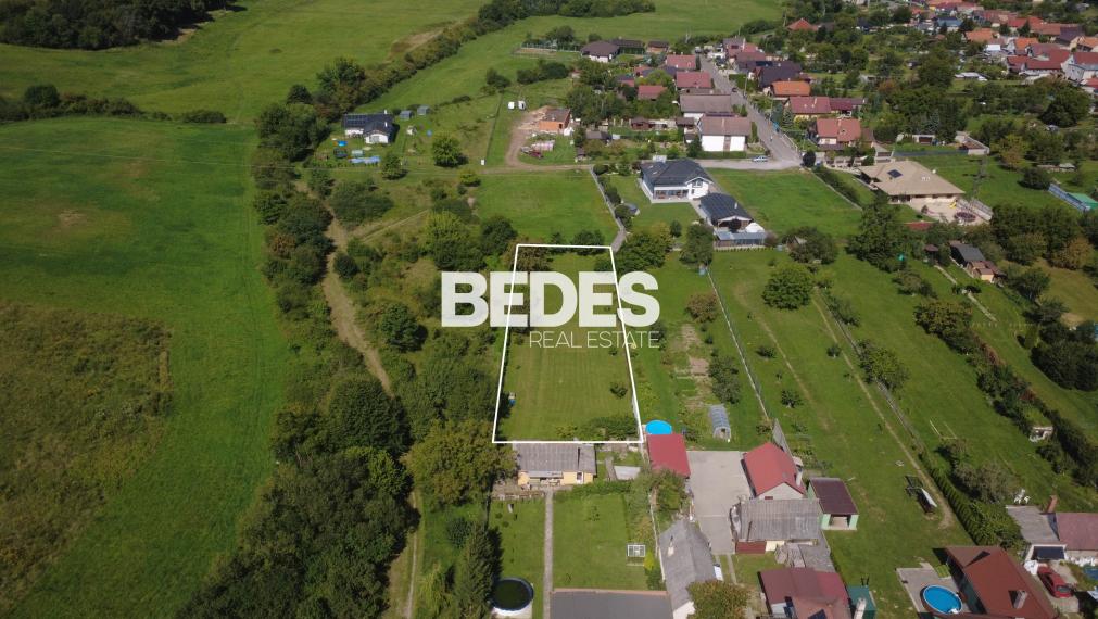 BEDES | Pozemok vhodný na stavbu rodinného domu (1221m2)