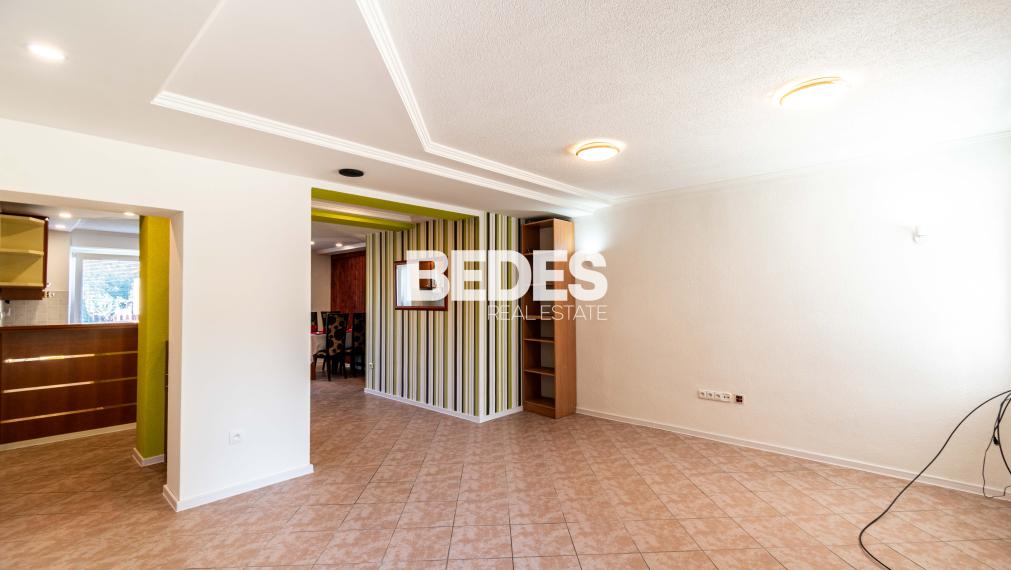 BEDES | Trojpodlažný rodinný dom s upravenou záhradou a bazénom