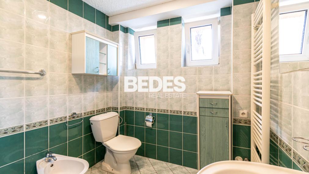 BEDES | Trojpodlažný rodinný dom s upravenou záhradou a bazénom