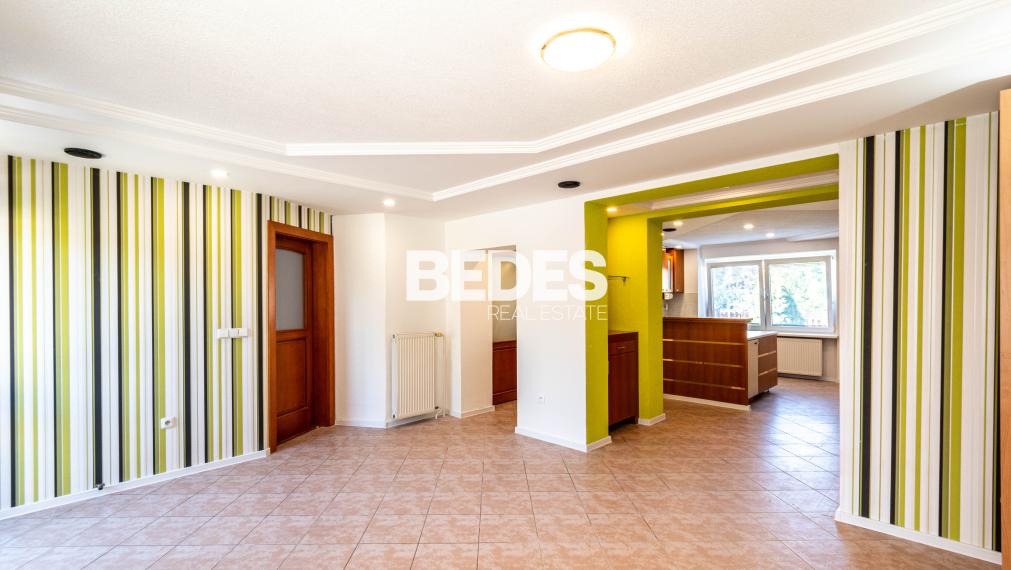 BEDES | Trojpodlažný rodinný dom s upravenou záhradou a bazénom