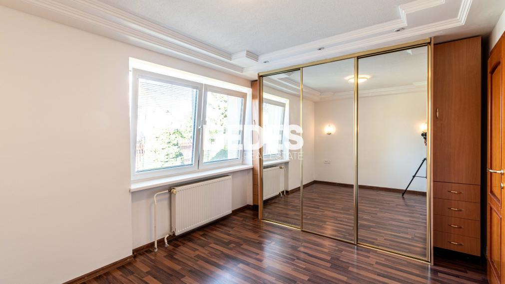 BEDES | Trojpodlažný rodinný dom s upravenou záhradou a bazénom