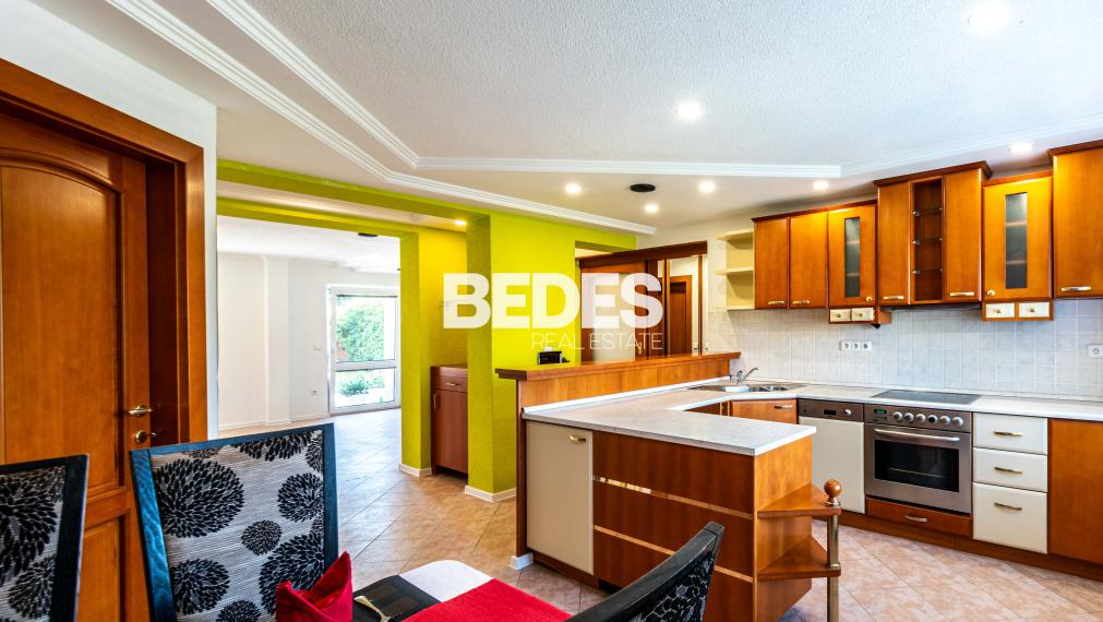 BEDES | Trojpodlažný rodinný dom s upravenou záhradou a bazénom