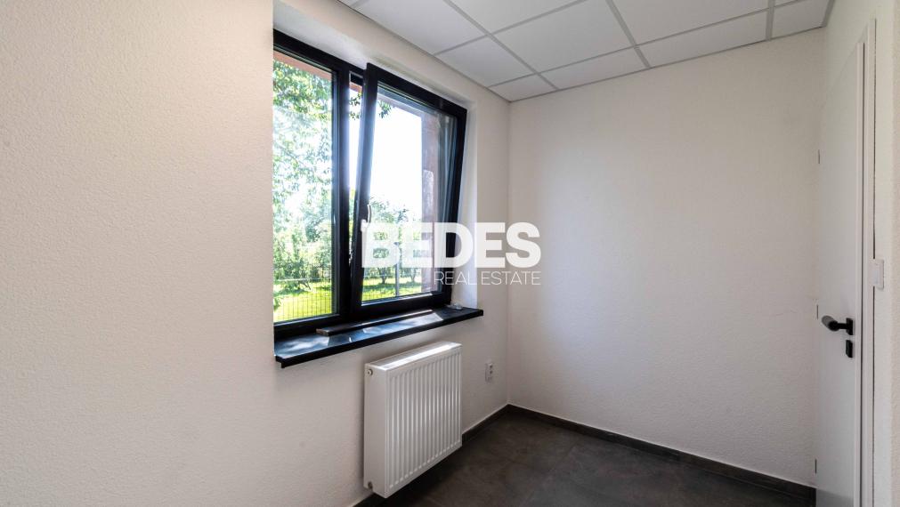 Obchodné priestory s vysokou viditeľnosťou, 4x parking, sklad