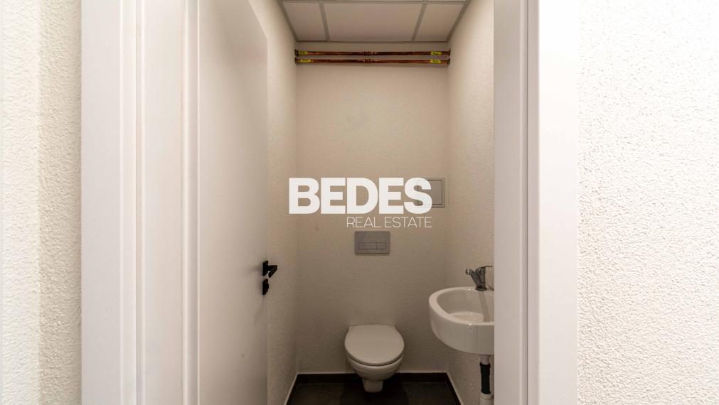 Obchodné priestory s vysokou viditeľnosťou, 4x parking, sklad