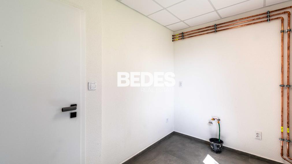 Obchodné priestory s vysokou viditeľnosťou, 4x parking, sklad