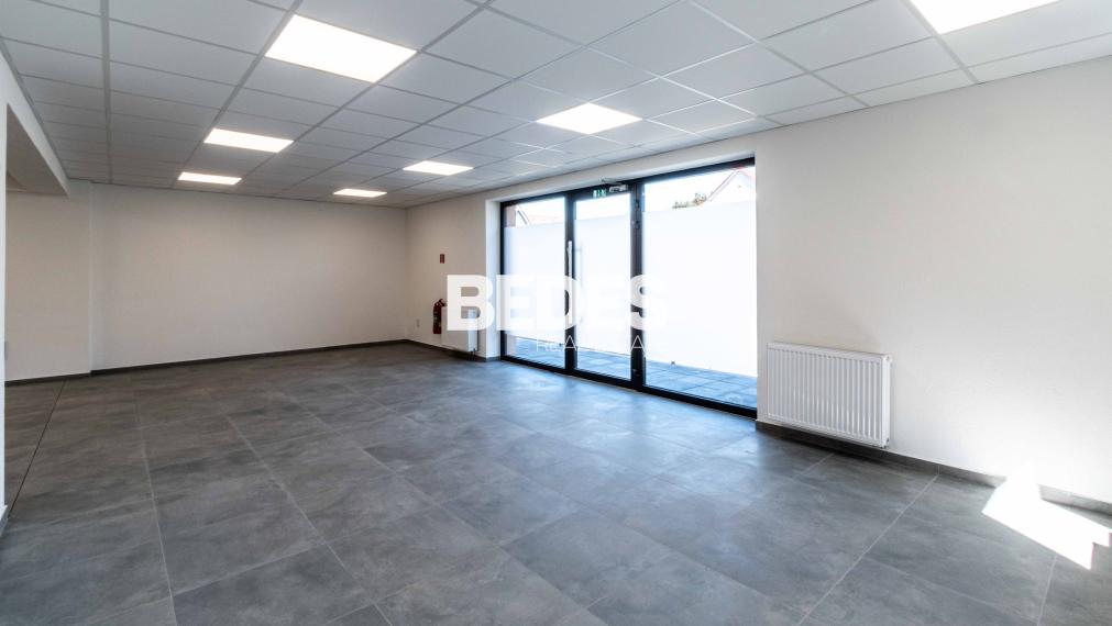 Obchodné priestory s vysokou viditeľnosťou, 4x parking, sklad