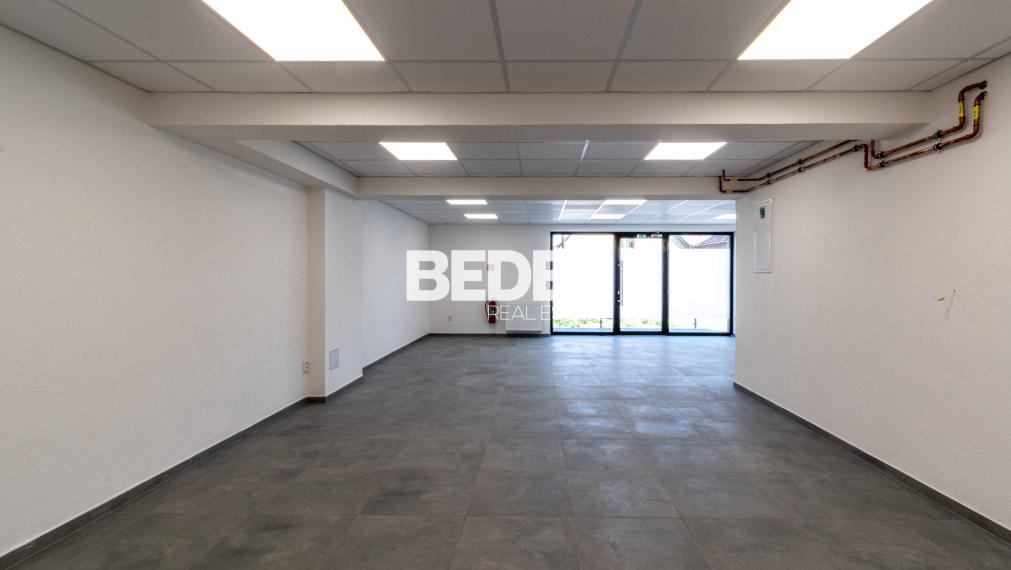 Obchodné priestory s vysokou viditeľnosťou, 4x parking, sklad