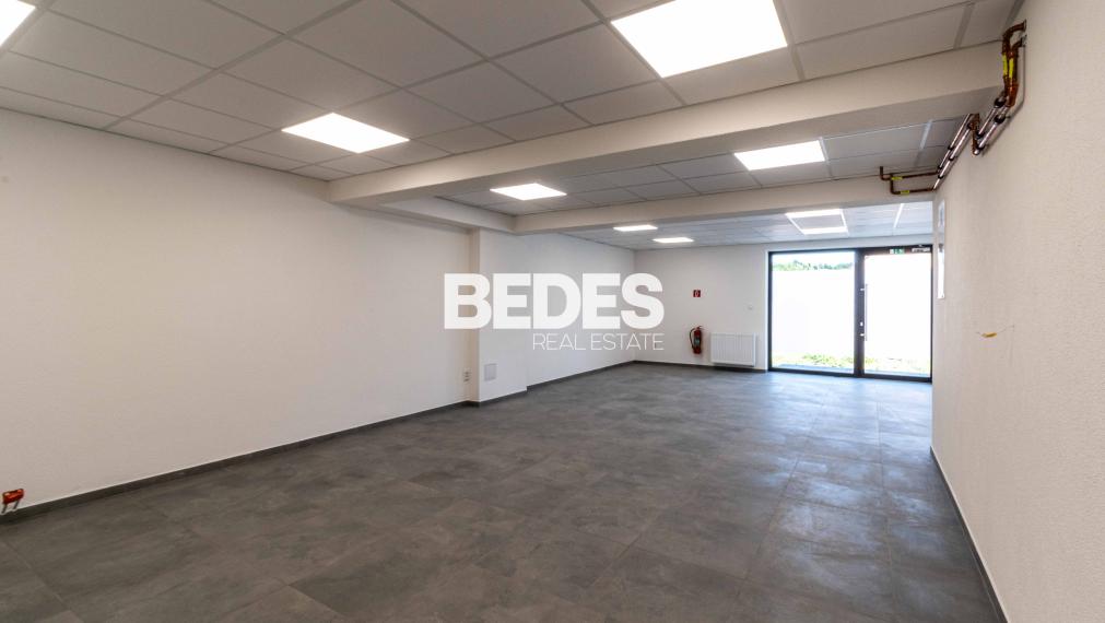 Obchodné priestory s vysokou viditeľnosťou, 4x parking, sklad
