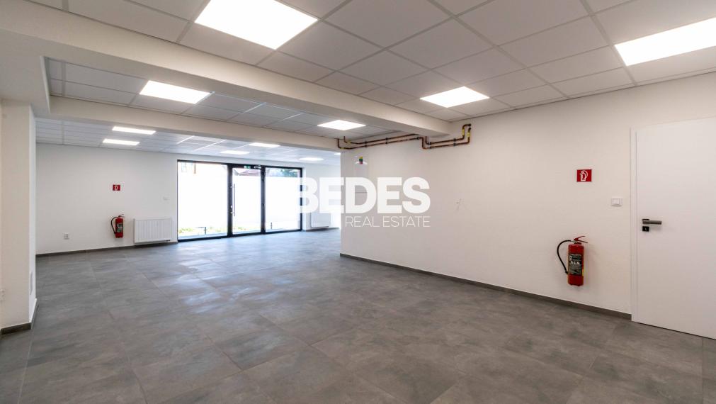 Obchodné priestory s vysokou viditeľnosťou, 4x parking, sklad