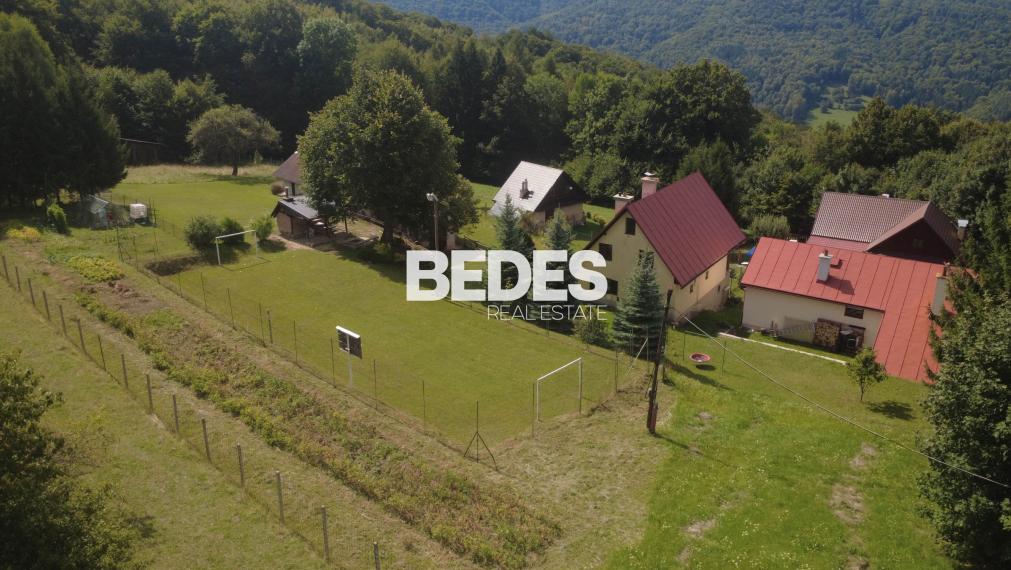 BEDES | Veľká usadlosť na samote pri lese, Valaská Belá – laz Púčkovci (7 500 m²)