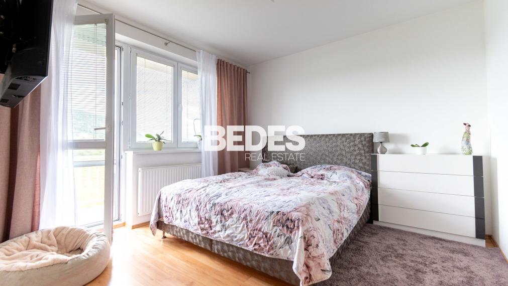 REZERVOVANÉ | Útulný plne zariadený 2-izbový byt s balkónom pri hrádzi na Sihoti