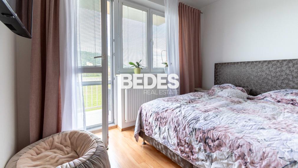 REZERVOVANÉ | Útulný plne zariadený 2-izbový byt s balkónom pri hrádzi na Sihoti