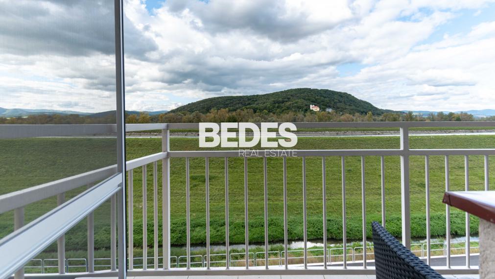 REZERVOVANÉ | Útulný plne zariadený 2-izbový byt s balkónom pri hrádzi na Sihoti