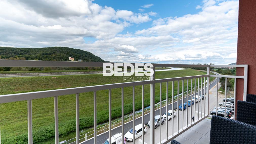 REZERVOVANÉ | Útulný plne zariadený 2-izbový byt s balkónom pri hrádzi na Sihoti