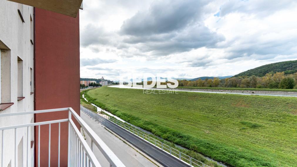 REZERVOVANÉ | Útulný plne zariadený 2-izbový byt s balkónom pri hrádzi na Sihoti