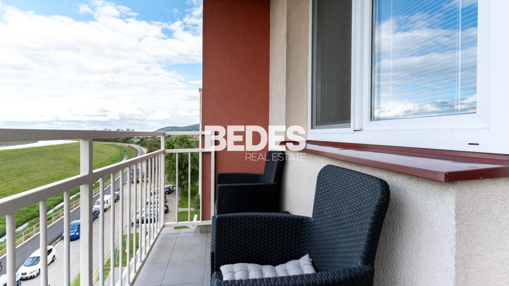 REZERVOVANÉ | Útulný plne zariadený 2-izbový byt s balkónom pri hrádzi na Sihoti