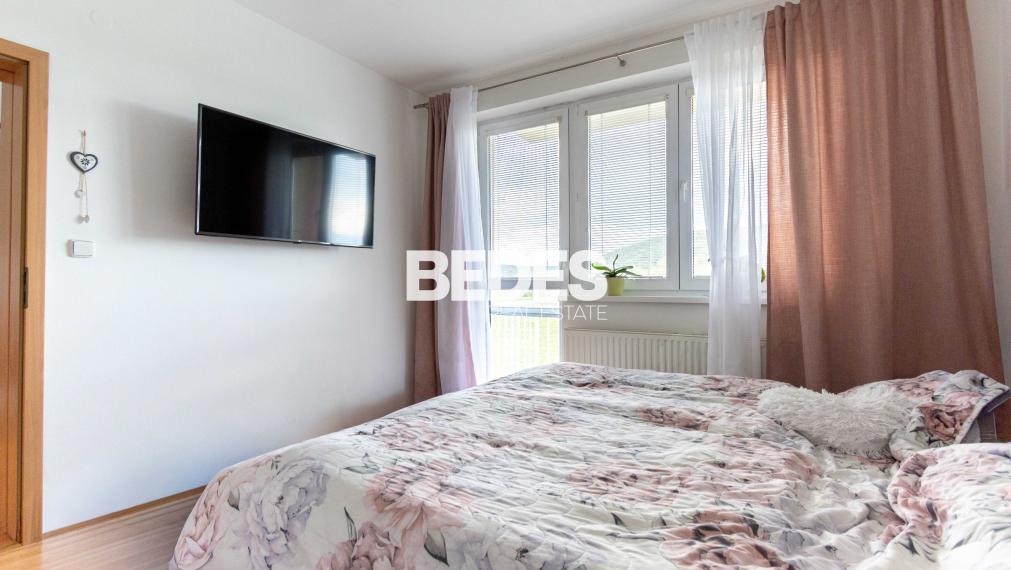 REZERVOVANÉ | Útulný plne zariadený 2-izbový byt s balkónom pri hrádzi na Sihoti