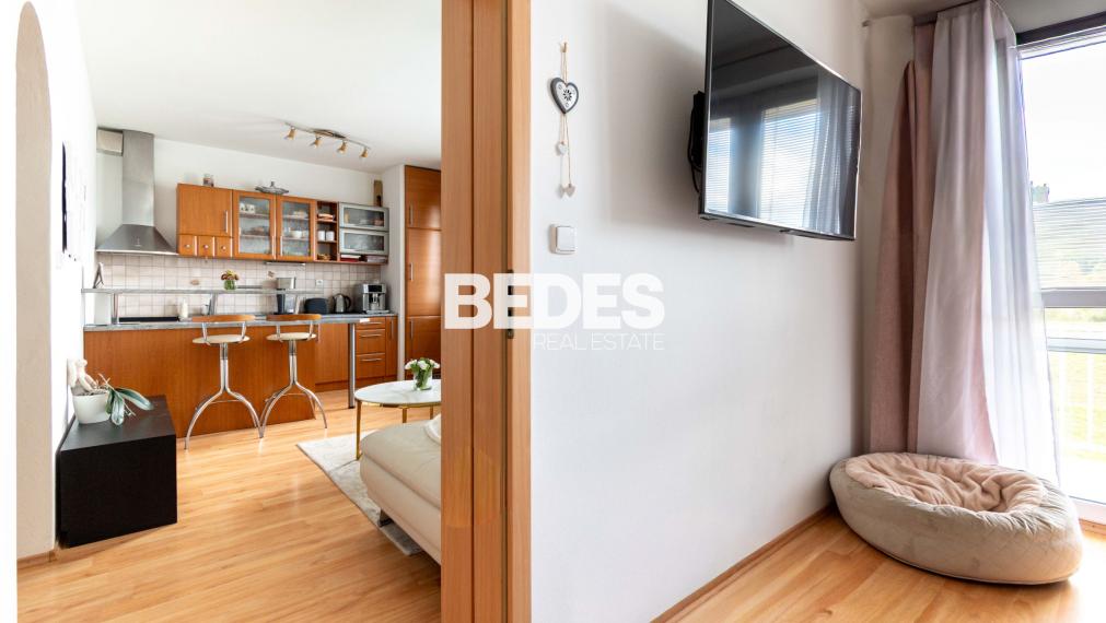 REZERVOVANÉ | Útulný plne zariadený 2-izbový byt s balkónom pri hrádzi na Sihoti