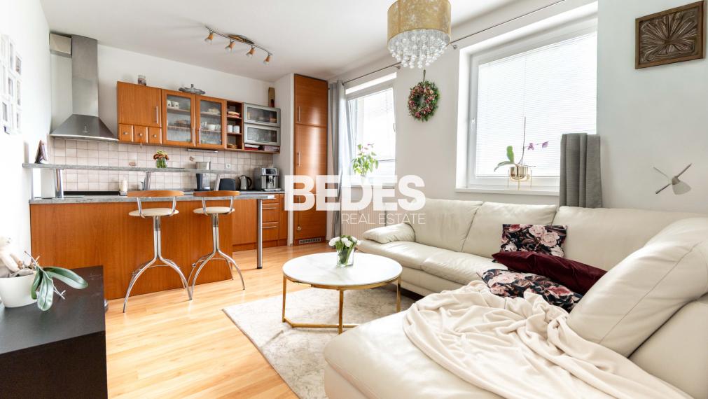 REZERVOVANÉ | Útulný plne zariadený 2-izbový byt s balkónom pri hrádzi na Sihoti