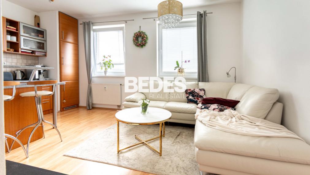 REZERVOVANÉ | Útulný plne zariadený 2-izbový byt s balkónom pri hrádzi na Sihoti