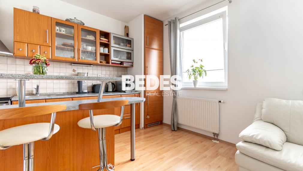 REZERVOVANÉ | Útulný plne zariadený 2-izbový byt s balkónom pri hrádzi na Sihoti