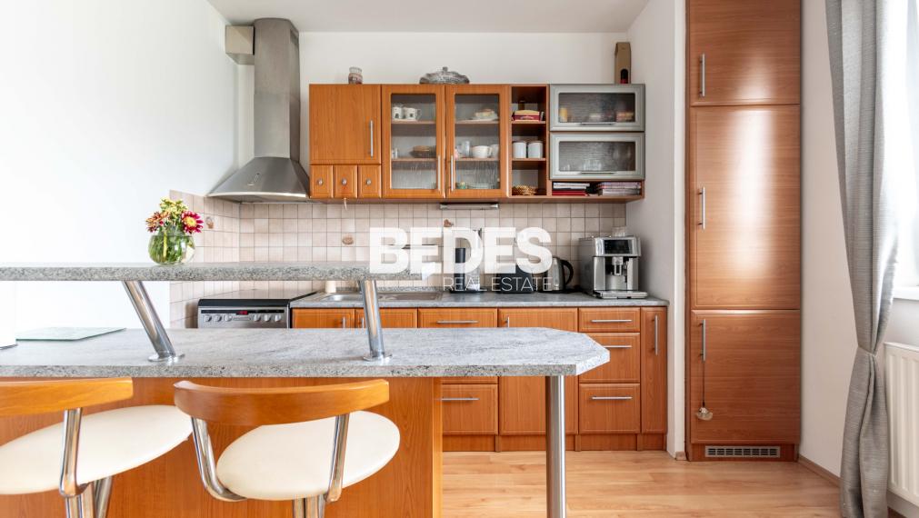 REZERVOVANÉ | Útulný plne zariadený 2-izbový byt s balkónom pri hrádzi na Sihoti