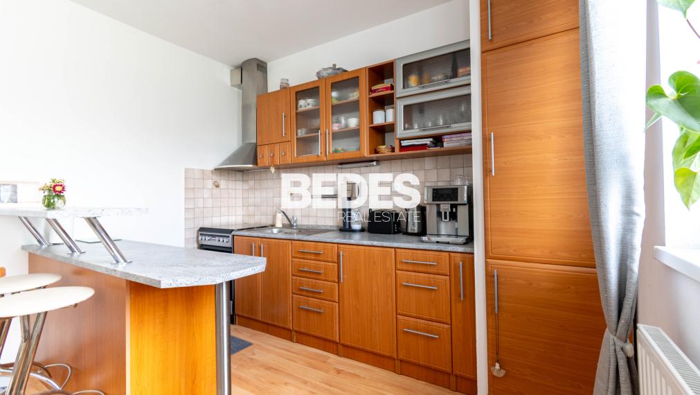 REZERVOVANÉ | Útulný plne zariadený 2-izbový byt s balkónom pri hrádzi na Sihoti