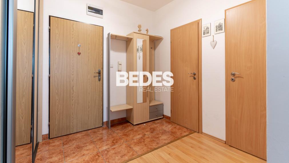 REZERVOVANÉ | Útulný plne zariadený 2-izbový byt s balkónom pri hrádzi na Sihoti