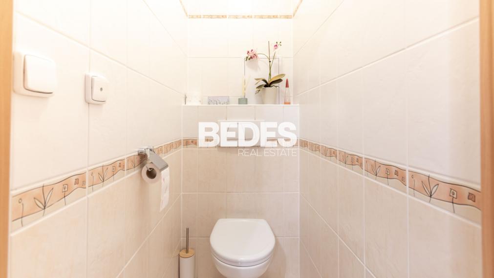 REZERVOVANÉ | Útulný plne zariadený 2-izbový byt s balkónom pri hrádzi na Sihoti