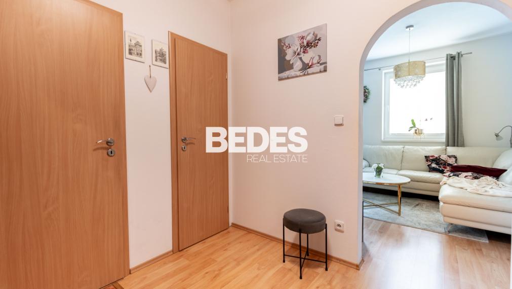 REZERVOVANÉ | Útulný plne zariadený 2-izbový byt s balkónom pri hrádzi na Sihoti