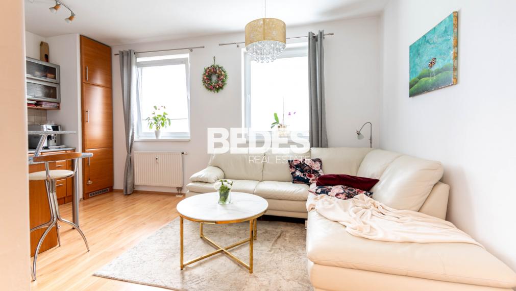 REZERVOVANÉ | Útulný plne zariadený 2-izbový byt s balkónom pri hrádzi na Sihoti