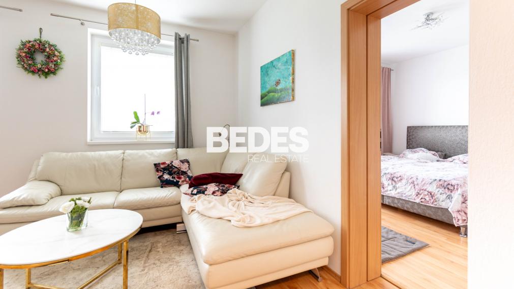 REZERVOVANÉ | Útulný plne zariadený 2-izbový byt s balkónom pri hrádzi na Sihoti